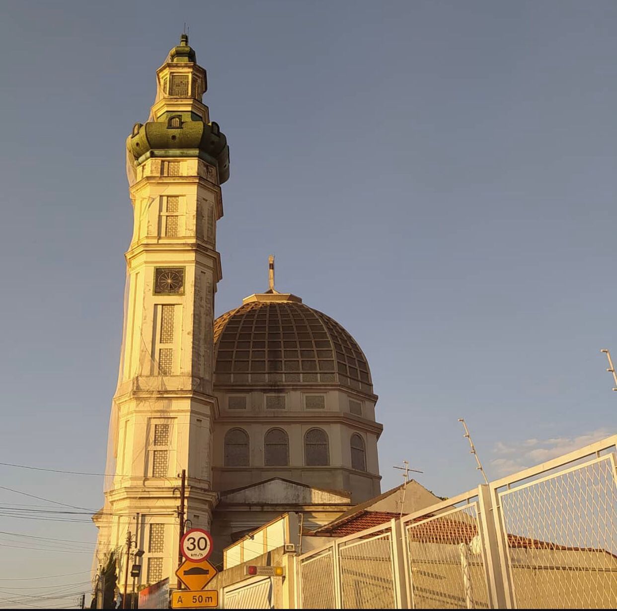 Torre dourada ao entardecer